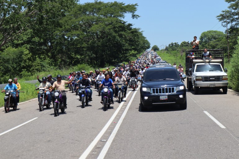 Thousands of motorcyclists accompany the opposition as they travel from city to city.