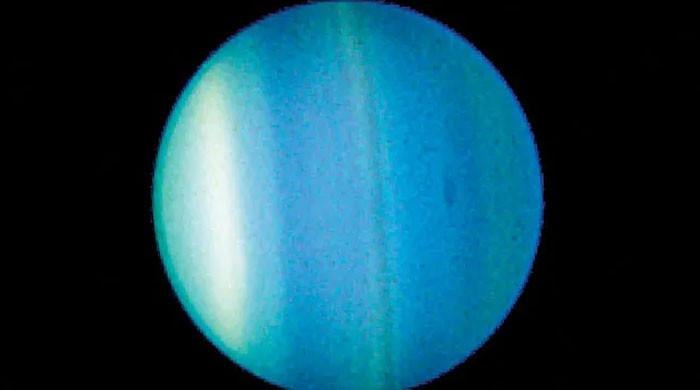 Traffic jams around Uranus may solve mystery of weak radiation belts