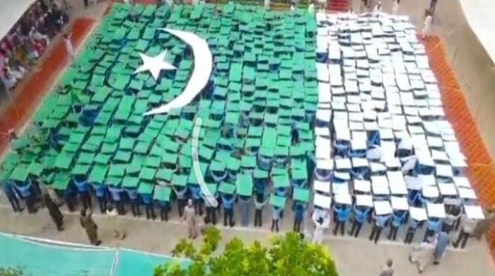 1,200 Students Create Giant Human Flag in Pakpattan