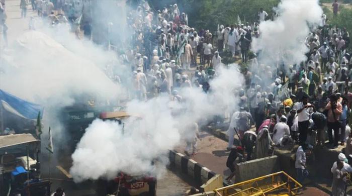 Indian police fire tear gas water cannon at protesters Pakistan News Today