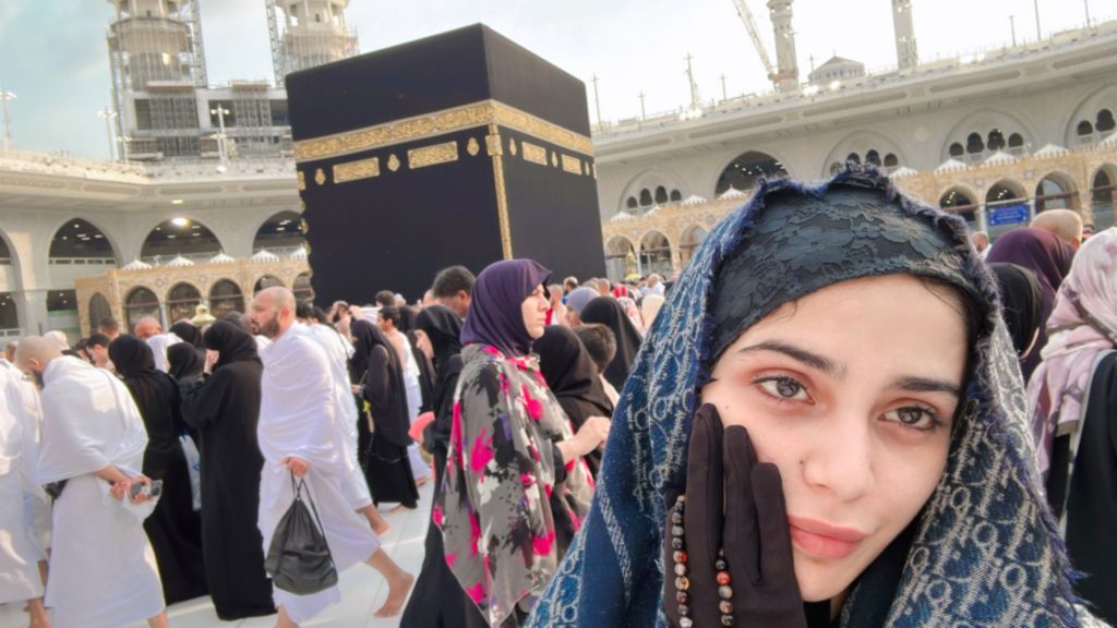 Aima Baig Shares Pictures From Her Umrah Journey