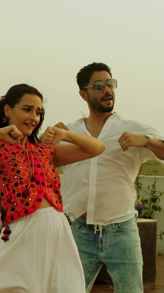 Momal Sheikh's Awkward Asaa Kooda Dance Gets Roasted