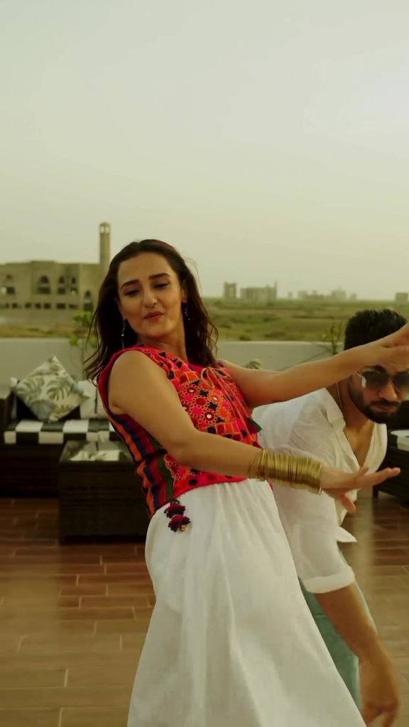 Momal Sheikh's Awkward Asaa Kooda Dance Gets Roasted