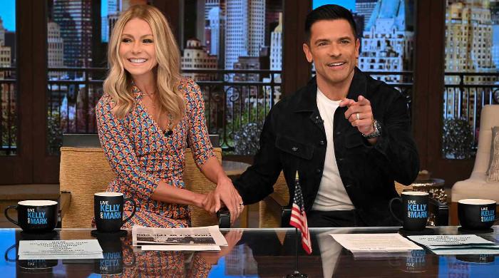 Kelly Ripa ‘looked away from Mark Consuelos at Disney Legends Pakistan News Today