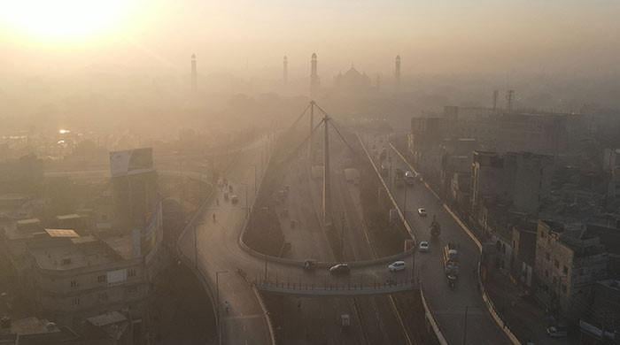 Dense smog shrouds Lahore with AQI over 1000 Pakistan News Today