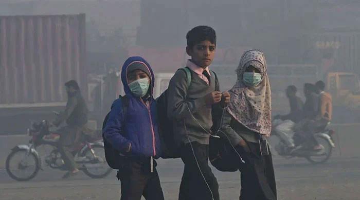 Punjab shuts schools in five more divisions as smog worsens Pakistan News Today