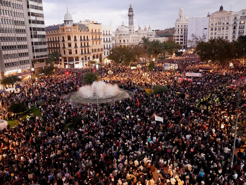 Thousands protest in Spains Valencia over handling of deadly floods Pakistan News Today