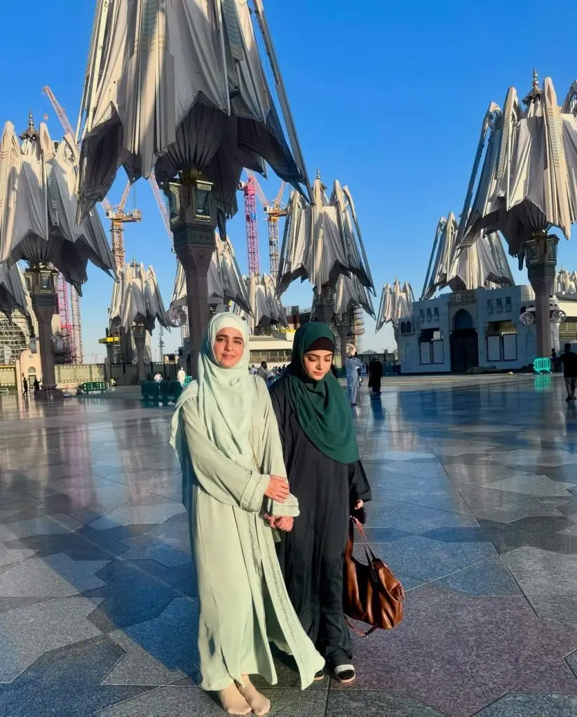 Sumbul Iqbal and Kompal Iqbal Umrah Pictures