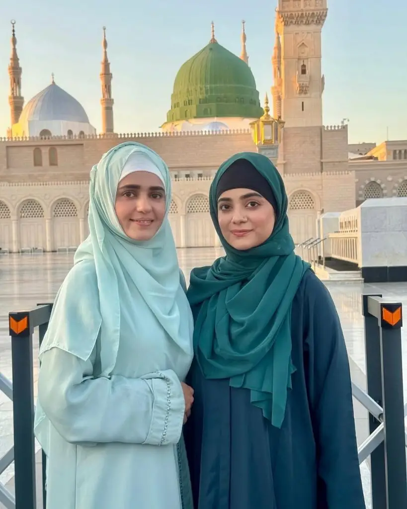 Sumbul Iqbal and Kompal Iqbal Umrah Pictures