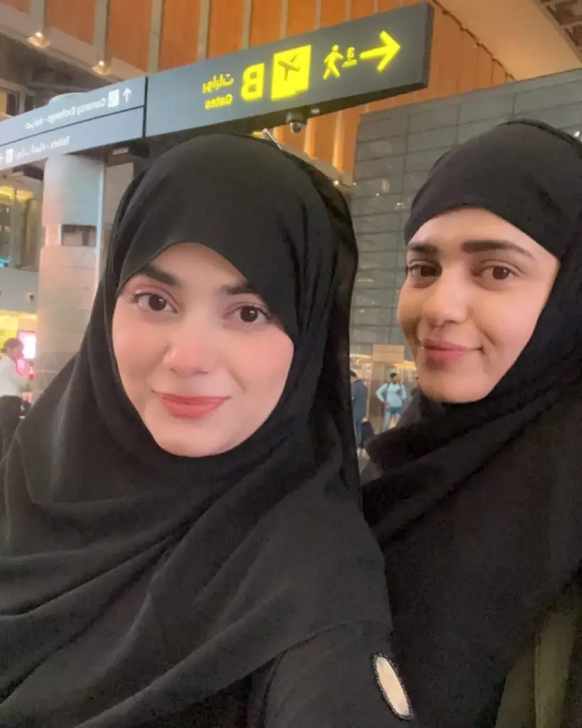 Sumbul Iqbal and Kompal Iqbal Umrah Pictures