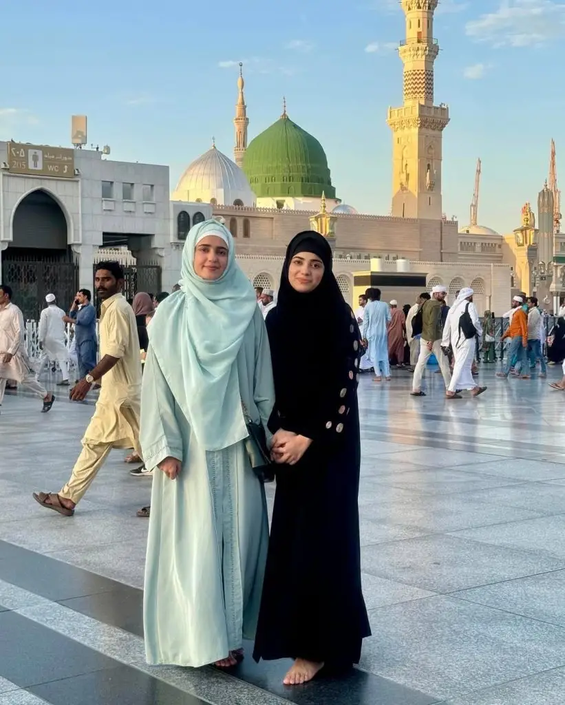 Sumbul Iqbal and Kompal Iqbal Umrah Pictures